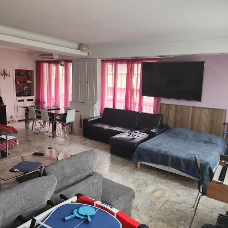 Big Apart 140M2 5Min Walk To Beach Sea &Promenade 3 Double Rooms,Big Living Room 42M2, 3 Showers,9 Beds, Free Parking Nisa Exterior foto