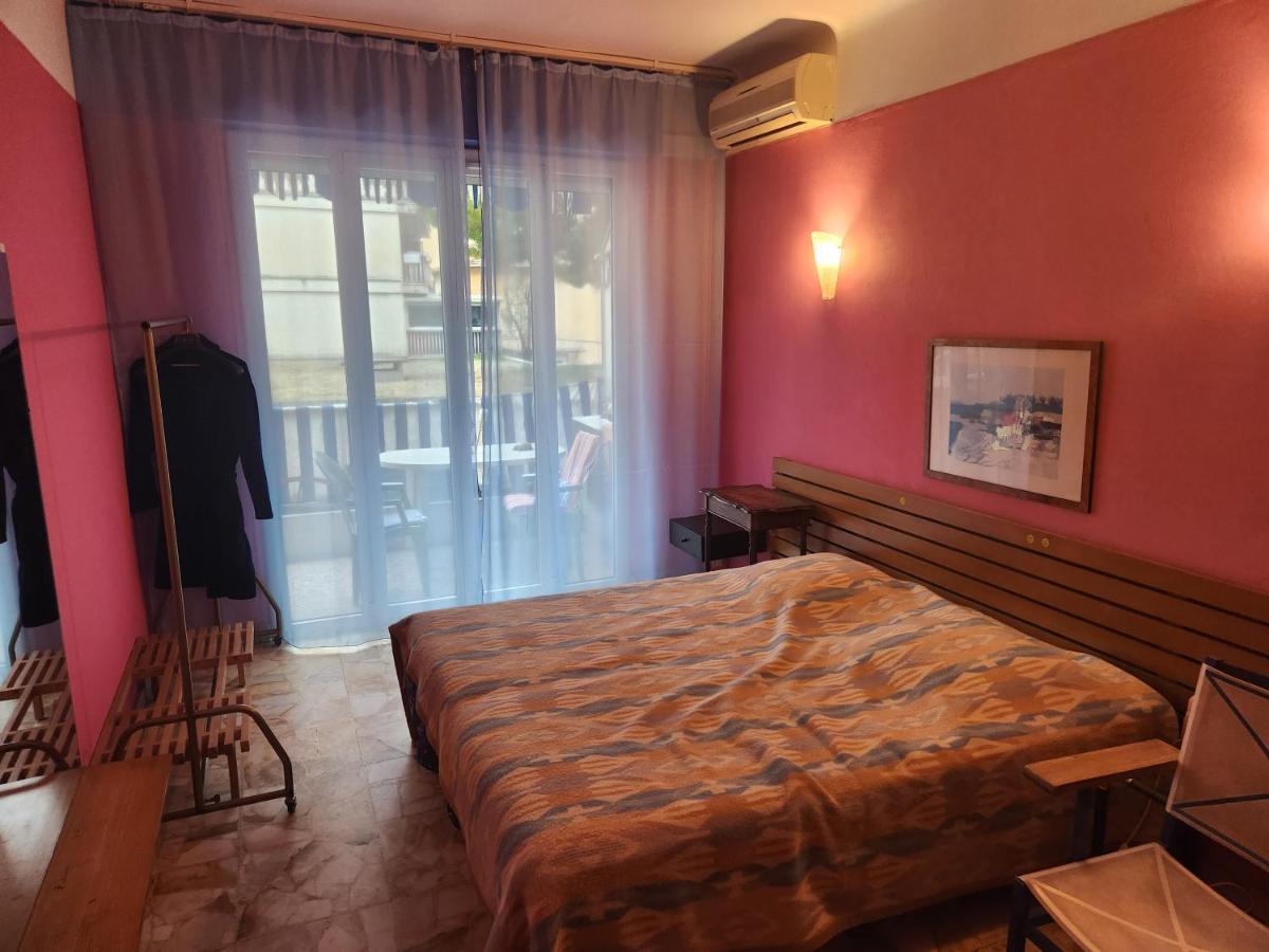 Big Apart 140M2 5Min Walk To Beach Sea &Promenade 3 Double Rooms,Big Living Room 42M2, 3 Showers,9 Beds, Free Parking Nisa Exterior foto